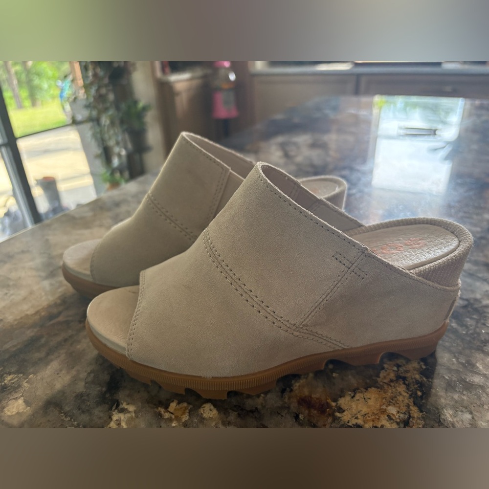 Sorel Women's light grey gray suede Slip-On Mules wedge 6